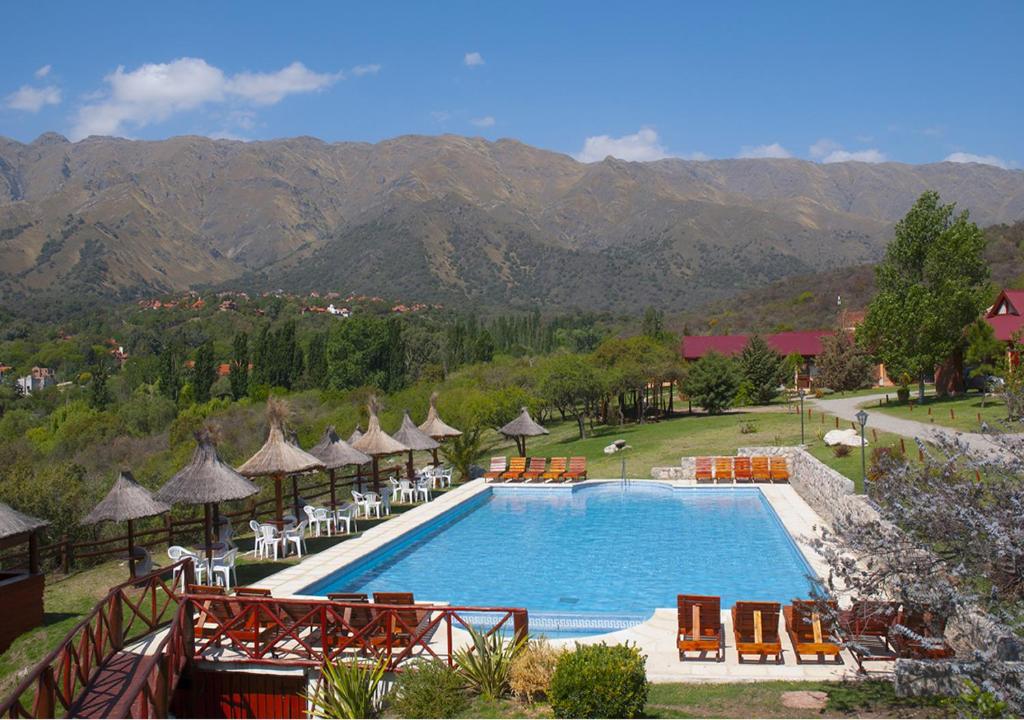 梅洛的住宿－阿爾圖斯德爾索爾Spa度假酒店，度假村的游泳池配有椅子和遮阳伞