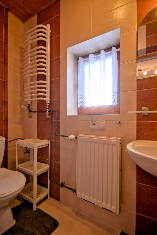 Kúpeľňa v ubytovaní JESIONKÓWKA - CENTRUM Zakopanego