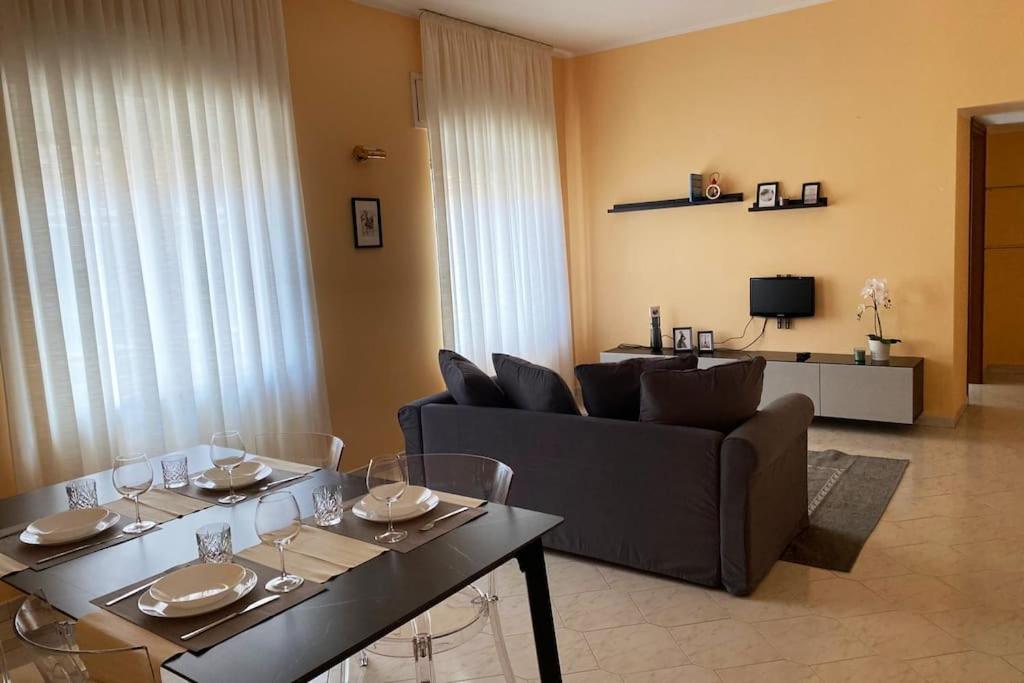 - un salon avec une table et un canapé dans l'établissement Appartamento - Isola, à Milan
