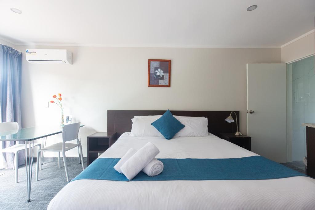 Postel nebo postele na pokoji v ubytování Lake Breeze Motel