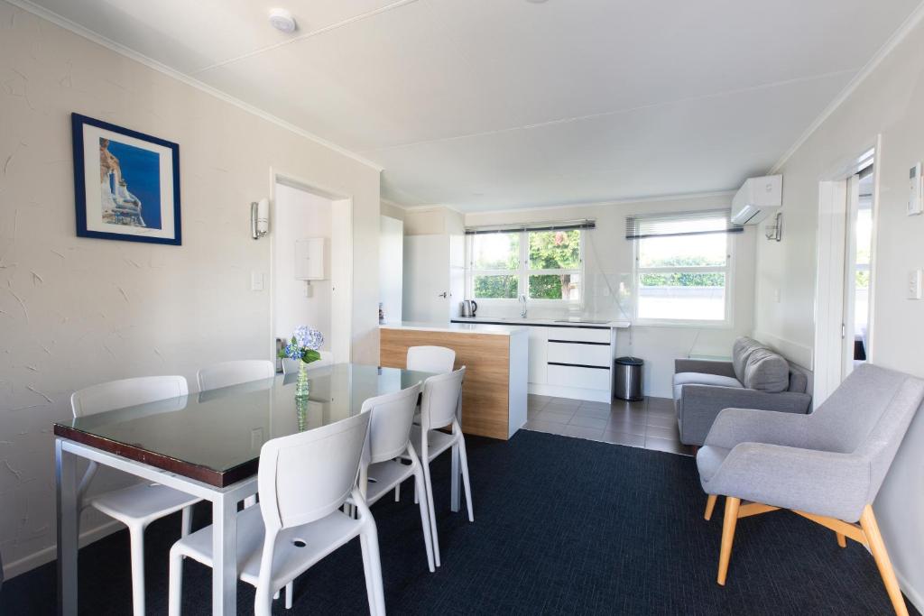 Lake Breeze Motel - Resim 29