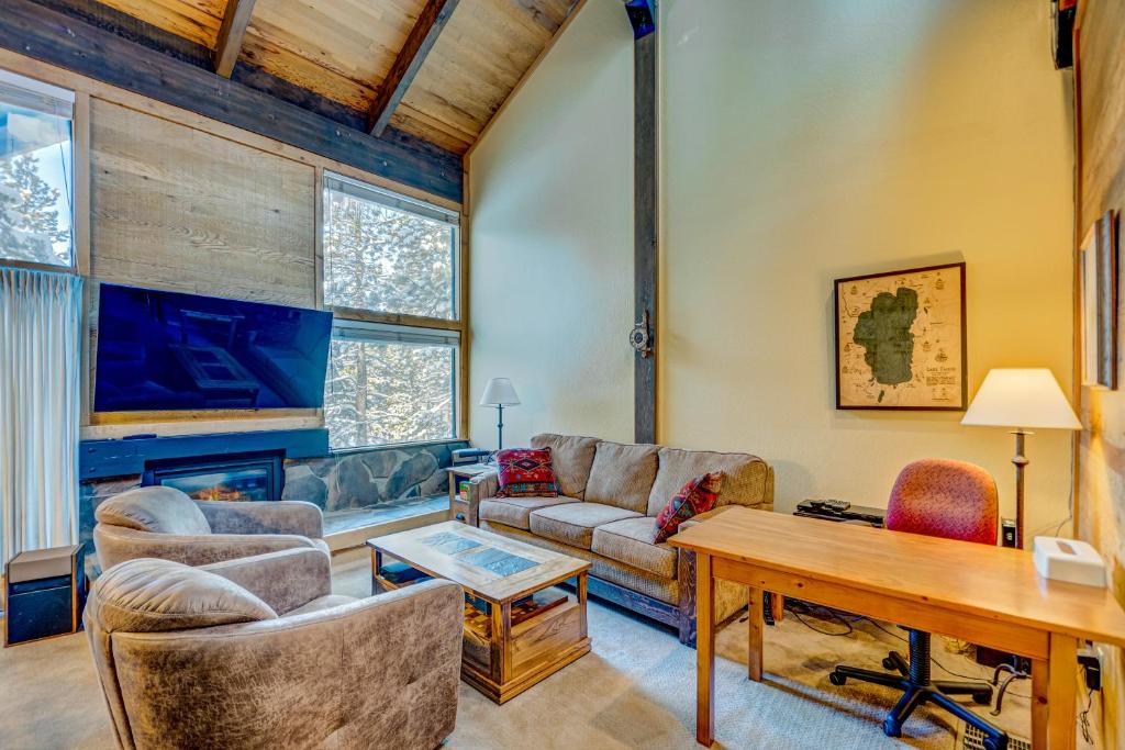 un soggiorno con un divano e un tavolo di Northstar's Cozy Condo a Truckee