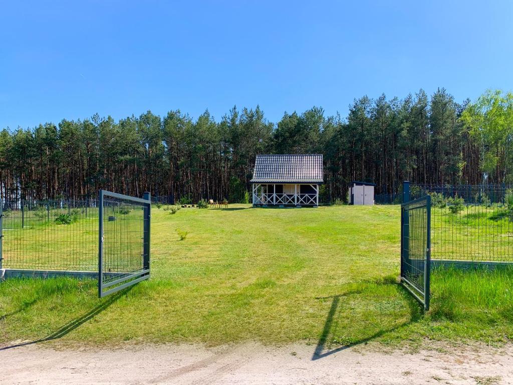 Fotografia z galérie ubytovania Prosportówek - Bronków - Domek nad Jeziorem w Otoczeniu Pięknych Lasów v destinácii Bronków