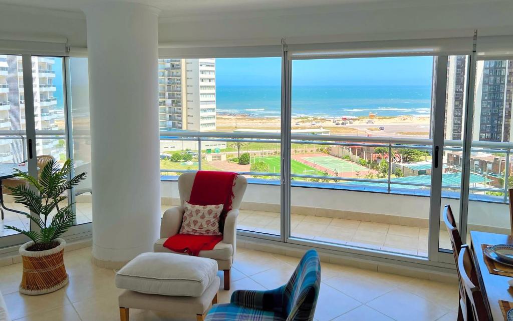 sala de estar con vistas al océano en South Beach Apartment, en Punta del Este