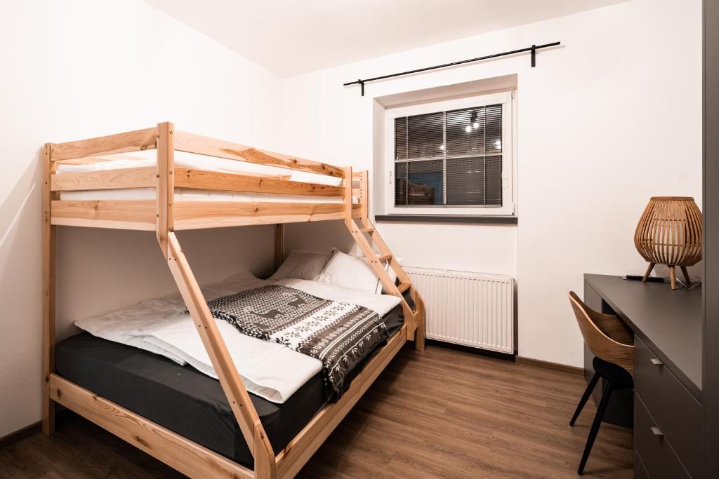 Etagenbett in einem Zimmer mit einem Schreibtisch in der Unterkunft Apartment Na Skále CLOSE TO CITY CENTER & SKI LIFT in Špindlerův Mlýn
