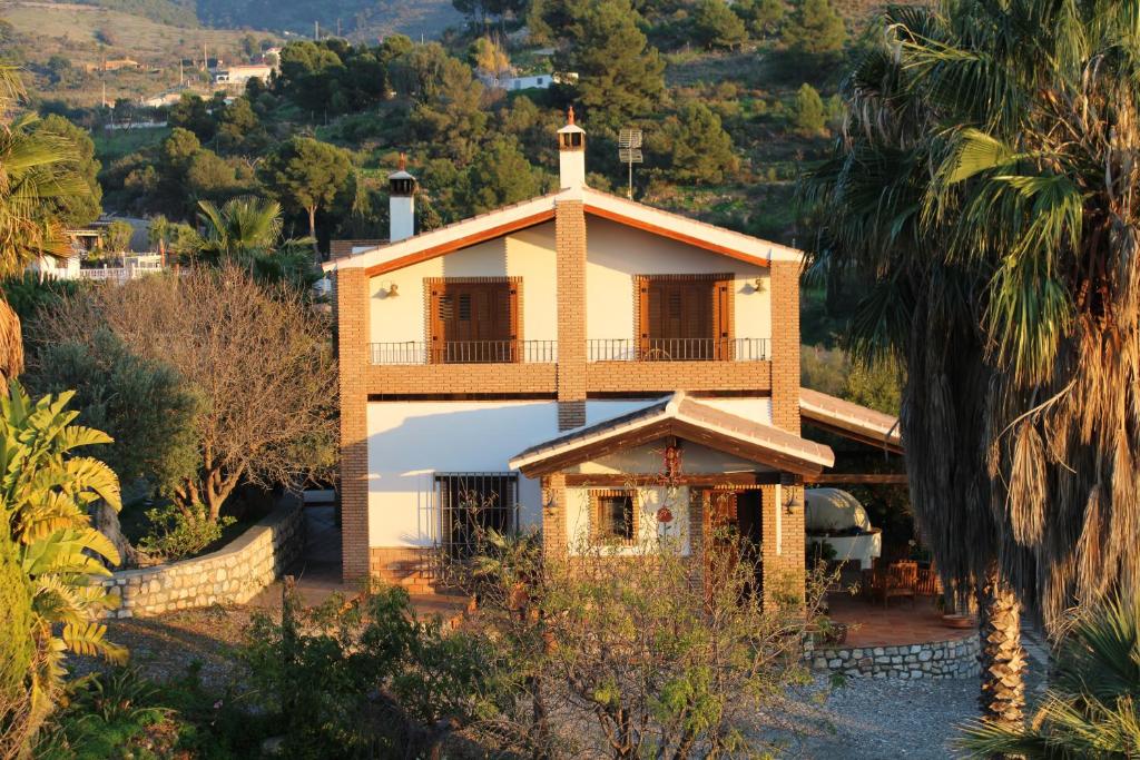una casa gialla con un balcone sopra di LOS CORRALILLOS a Motril