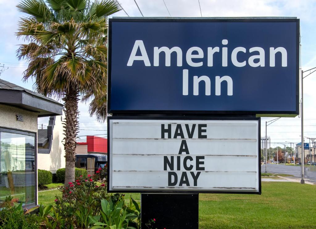 Ein Schild, auf dem steht, dass American Inn einen schönen Tag hat. in der Unterkunft American Inn in Baton Rouge
