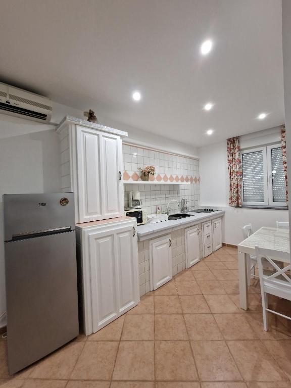 Kuchyňa alebo kuchynka v ubytovaní Apartments with a parking space Mali Losinj (Losinj) - 3441