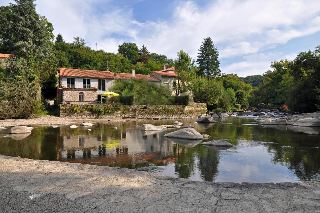 ein Fluss mit einem Haus im Hintergrund in der Unterkunft Gîte proche Puy du Fou in Mortagne-sur-Sèvre