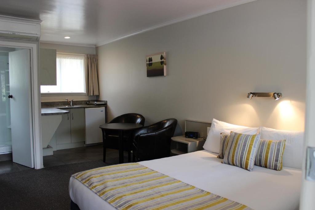 Postel nebo postele na pokoji v ubytování Quality Inn Acapulco Taupo