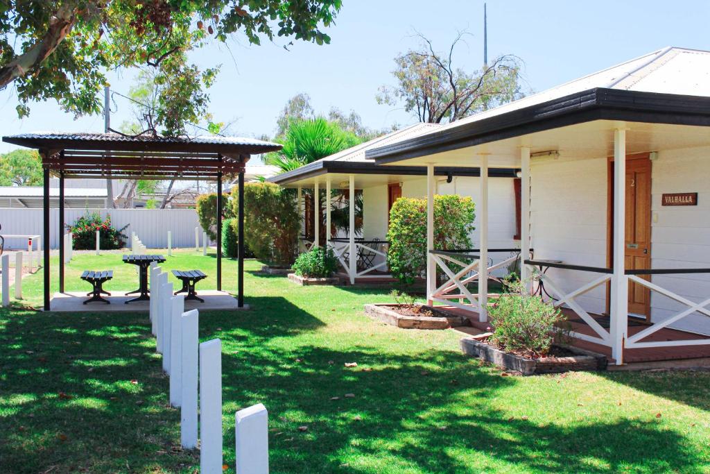 a house with a picnic table in the yard at Warrego Hotel Motel Cunnamulla in Cunnamulla