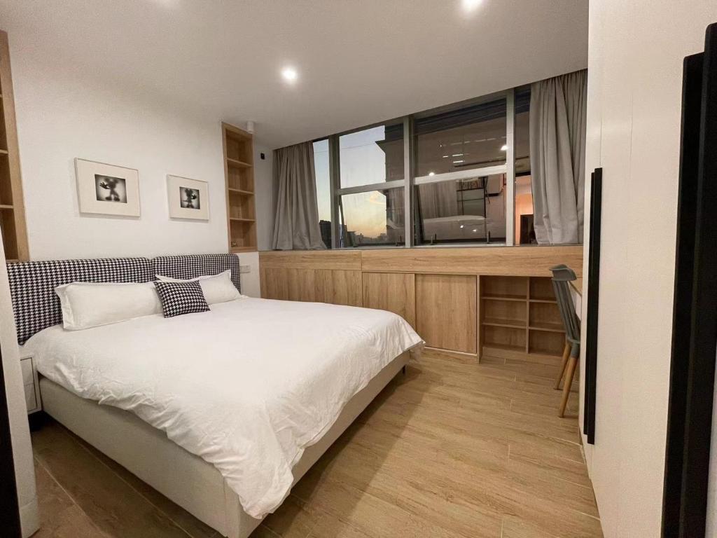 Postel nebo postele na pokoji v ubytování Shenzhen Duowei Luxury Apartment Chegongmiao Branch