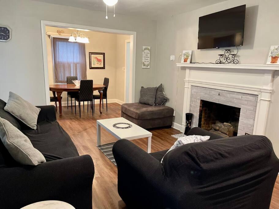 uma sala de estar com dois sofás e uma lareira em Comfort by The University & Waterfront em Elizabeth City