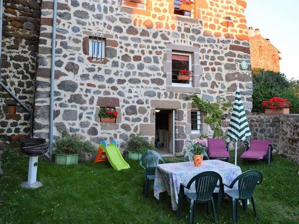 a table and chairs in front of a stone building at Gîte Vergezac, 3 pièces, 4 personnes - FR-1-582-48 in Vergezac