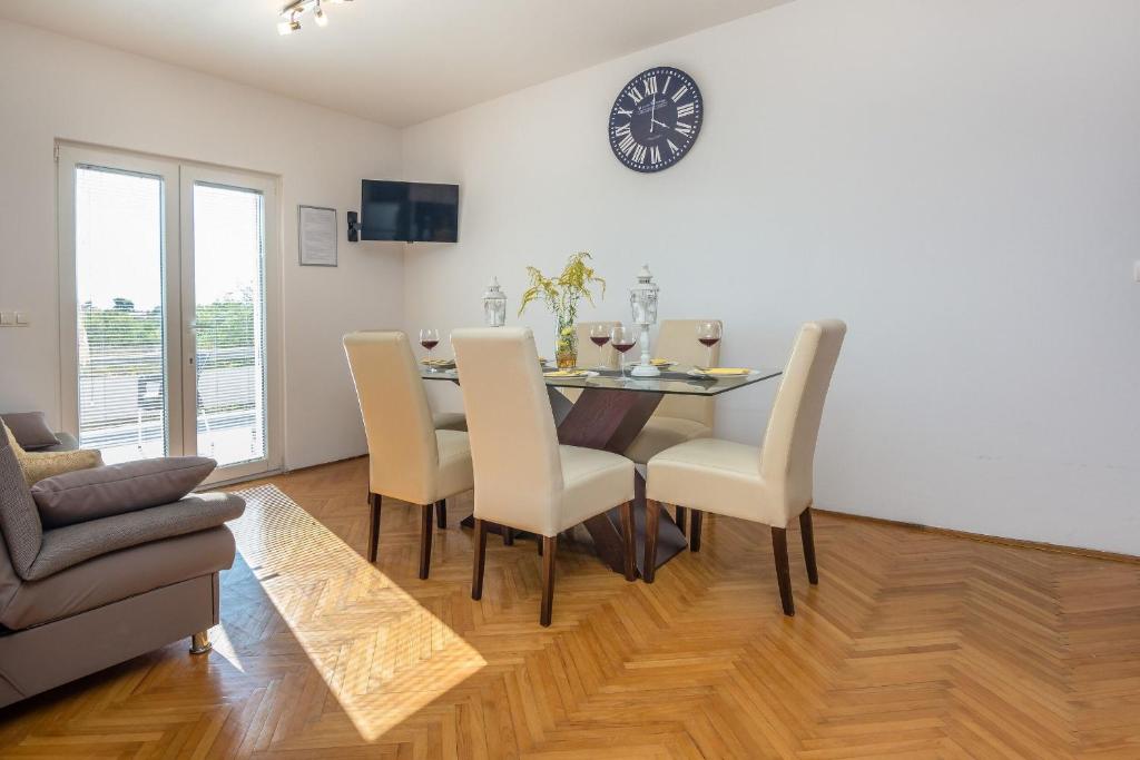 Televízia a/alebo spoločenská miestnosť v ubytovaní Apartment Radovic Nives