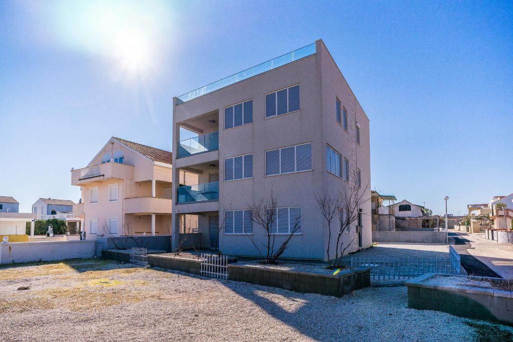wysoki budynek ze świecącym słońcem w obiekcie Apartment Losacker w mieście Vir