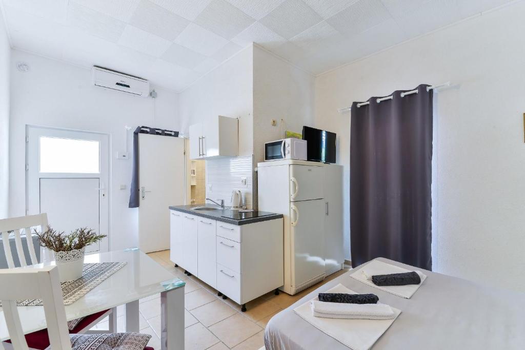 Kuchyňa alebo kuchynka v ubytovaní Apartment Liovic
