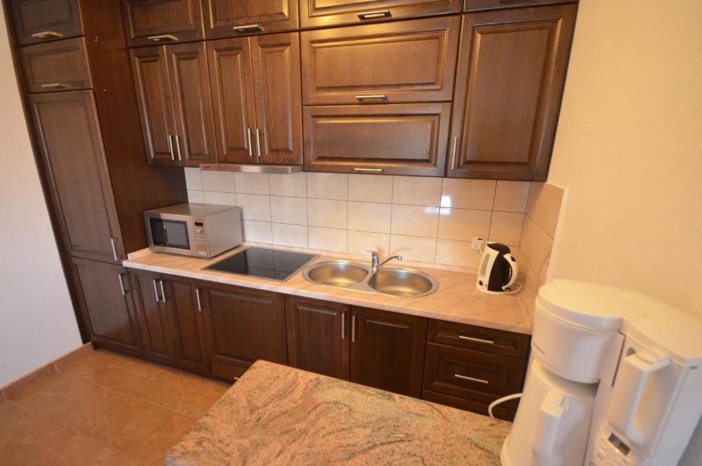 Kuchyň nebo kuchyňský kout v ubytování Apartments Komljen