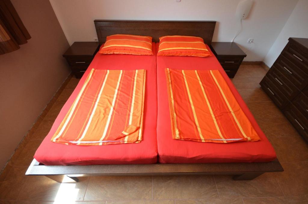 Postel nebo postele na pokoji v ubytování Apartments Komljen