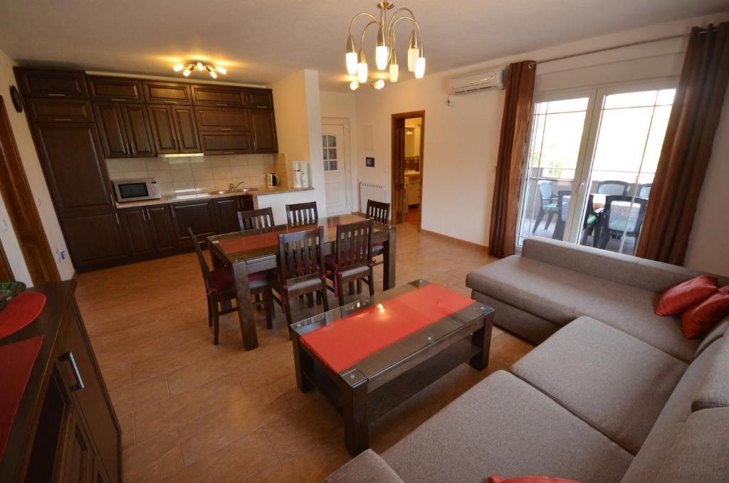 Kuchyň nebo kuchyňský kout v ubytování Apartments Komljen