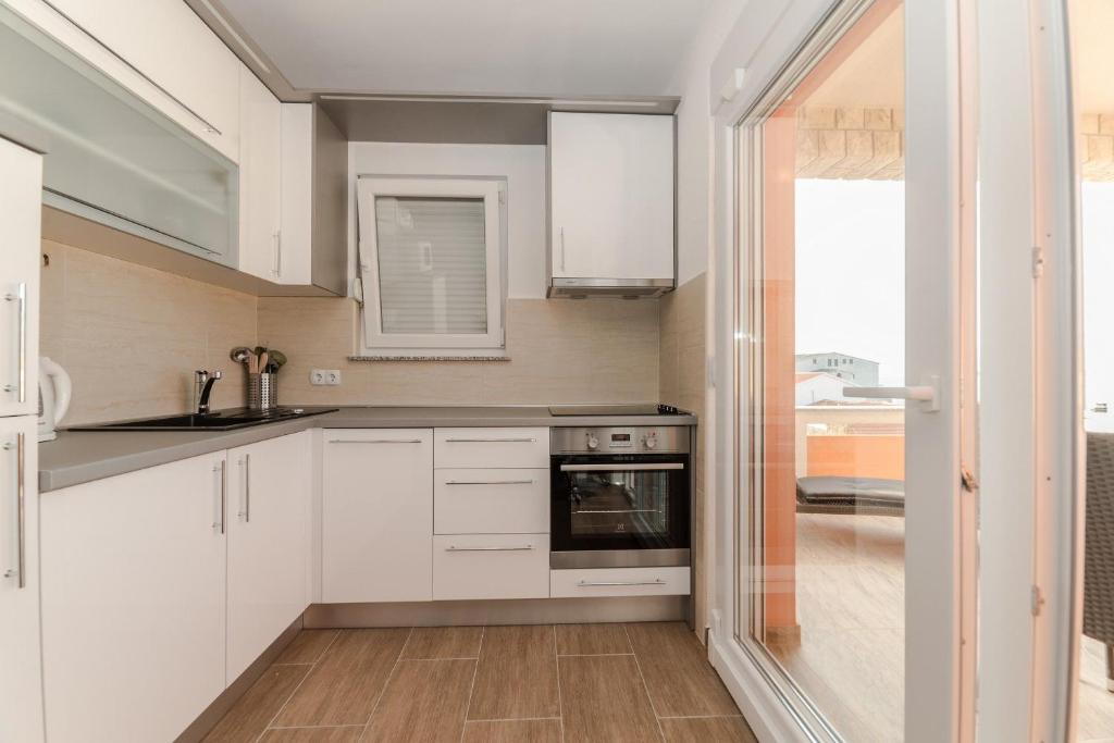 Kuchyň nebo kuchyňský kout v ubytování Apartments Kovacevic