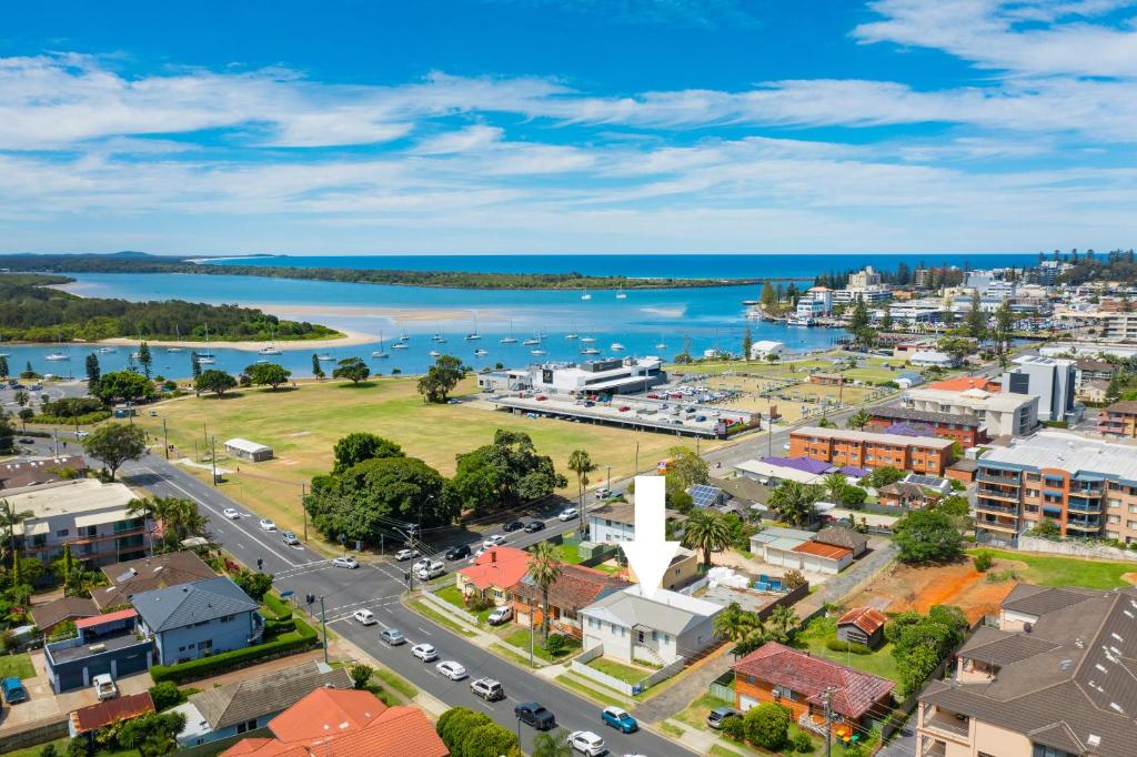 uma vista aérea de uma cidade com o oceano em Lazy Stays em Port Macquarie