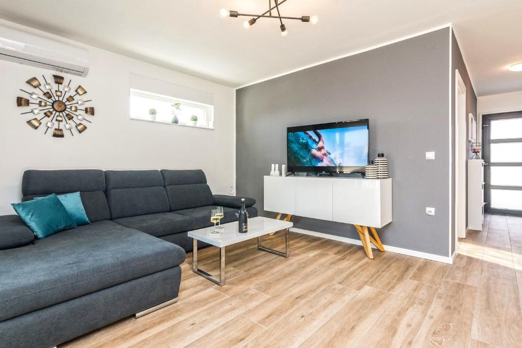 Televízia a/alebo spoločenská miestnosť v ubytovaní Villa Memories
