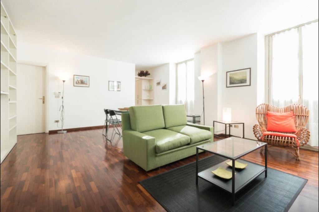 都靈的住宿－勒里斯公寓，客厅配有绿色沙发和桌子