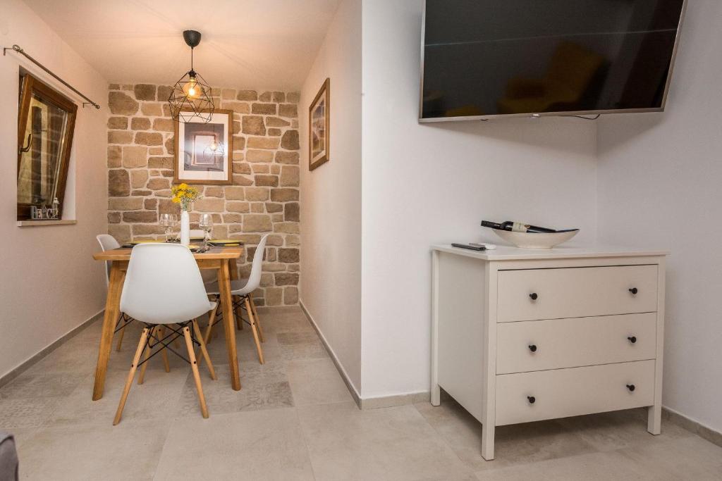 Televízia a/alebo spoločenská miestnosť v ubytovaní Apartments Malcic