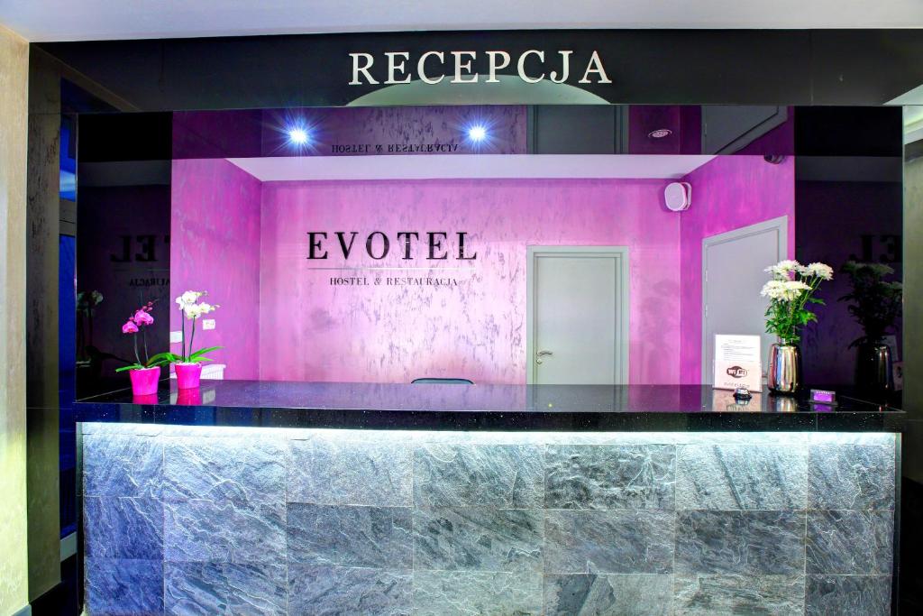 un vestidor con una pared rosa y un mostrador en Hostel Evotel, en Zielonka