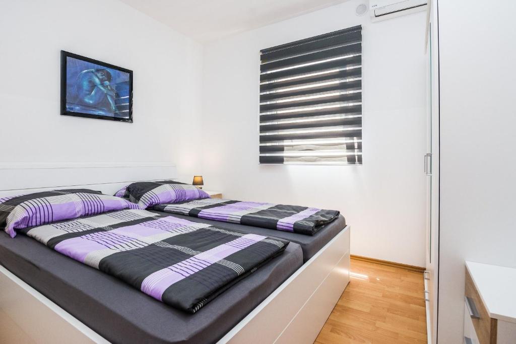 Łóżko lub łóżka w pokoju w obiekcie Apartments Skundric