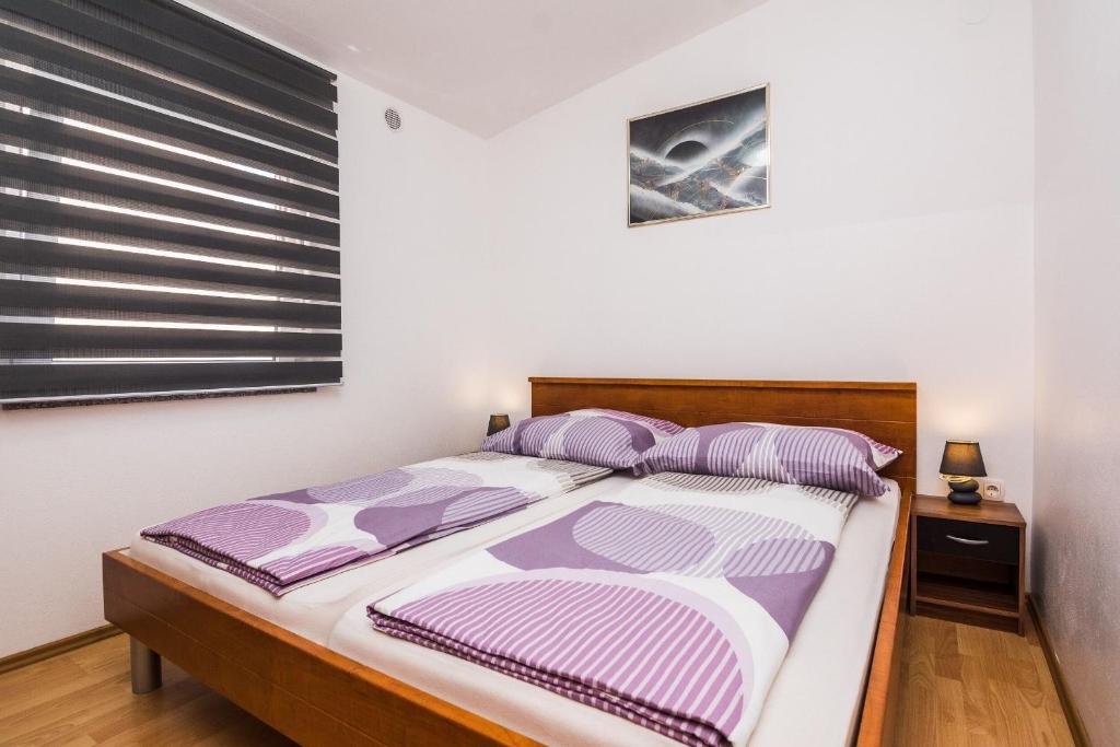 Łóżko lub łóżka w pokoju w obiekcie Apartments Skundric