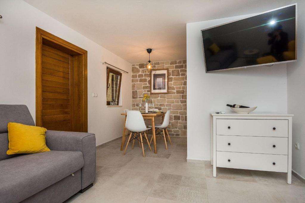 Televízia a/alebo spoločenská miestnosť v ubytovaní Apartments Malcic