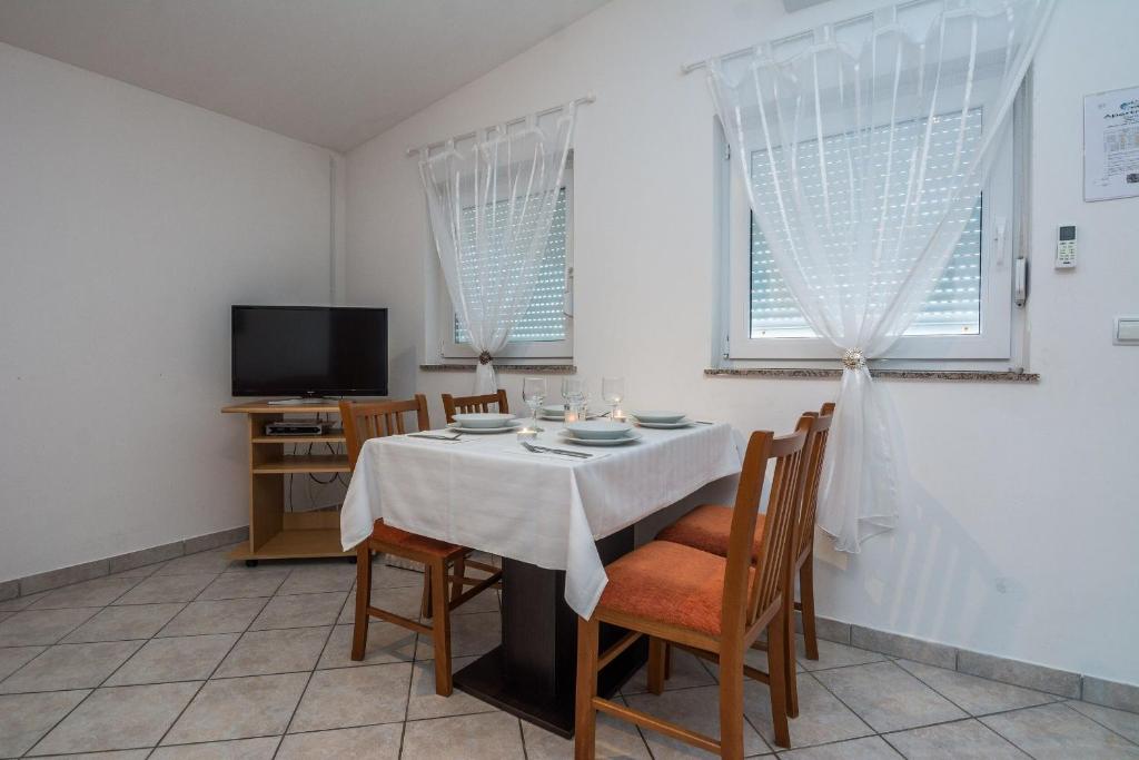 Televízia a/alebo spoločenská miestnosť v ubytovaní Apartments Delic Pejic