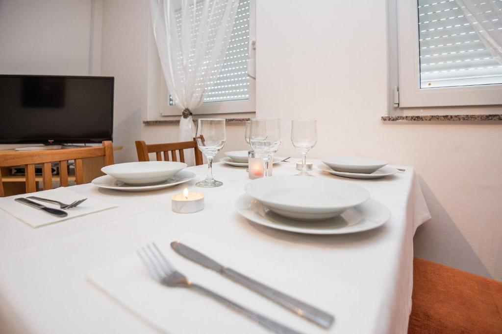 Televízia a/alebo spoločenská miestnosť v ubytovaní Apartments Delic Pejic