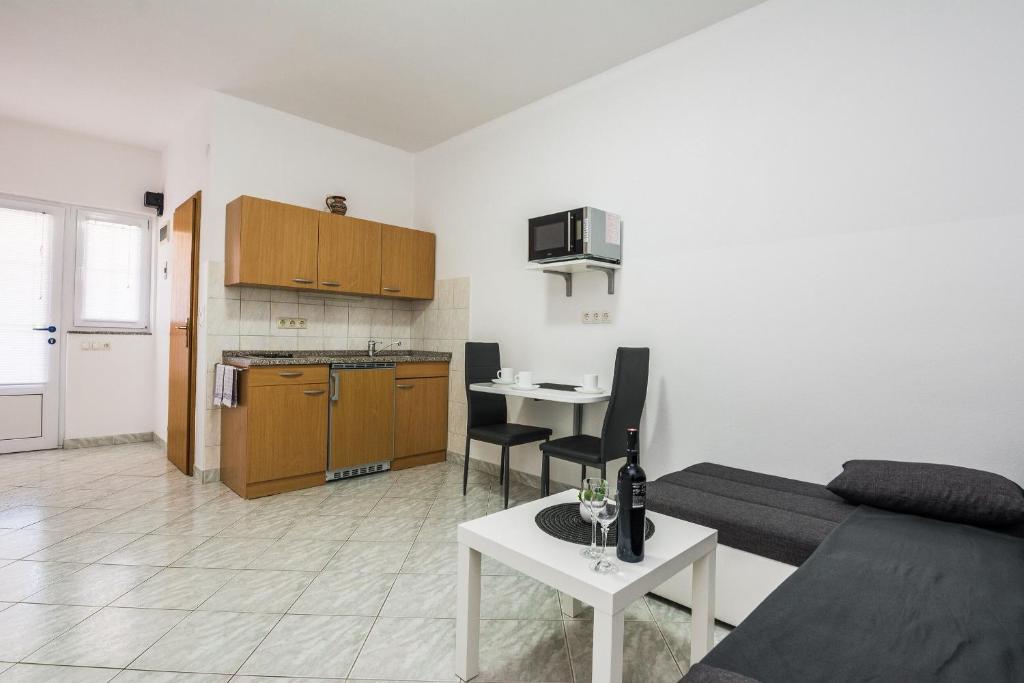 Kuchnia lub aneks kuchenny w obiekcie Apartments Skundric