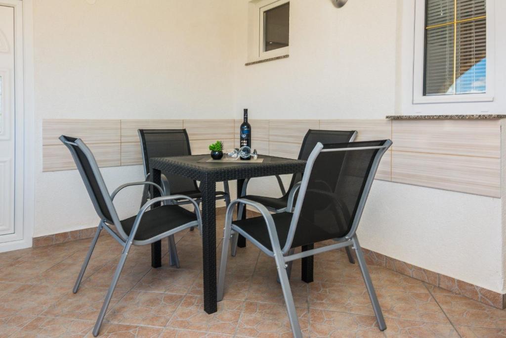 Zdjęcie z galerii obiektu Apartments Skundric w mieście Vir