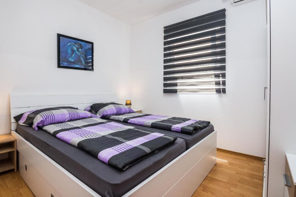 Łóżko lub łóżka w pokoju w obiekcie Apartments Skundric