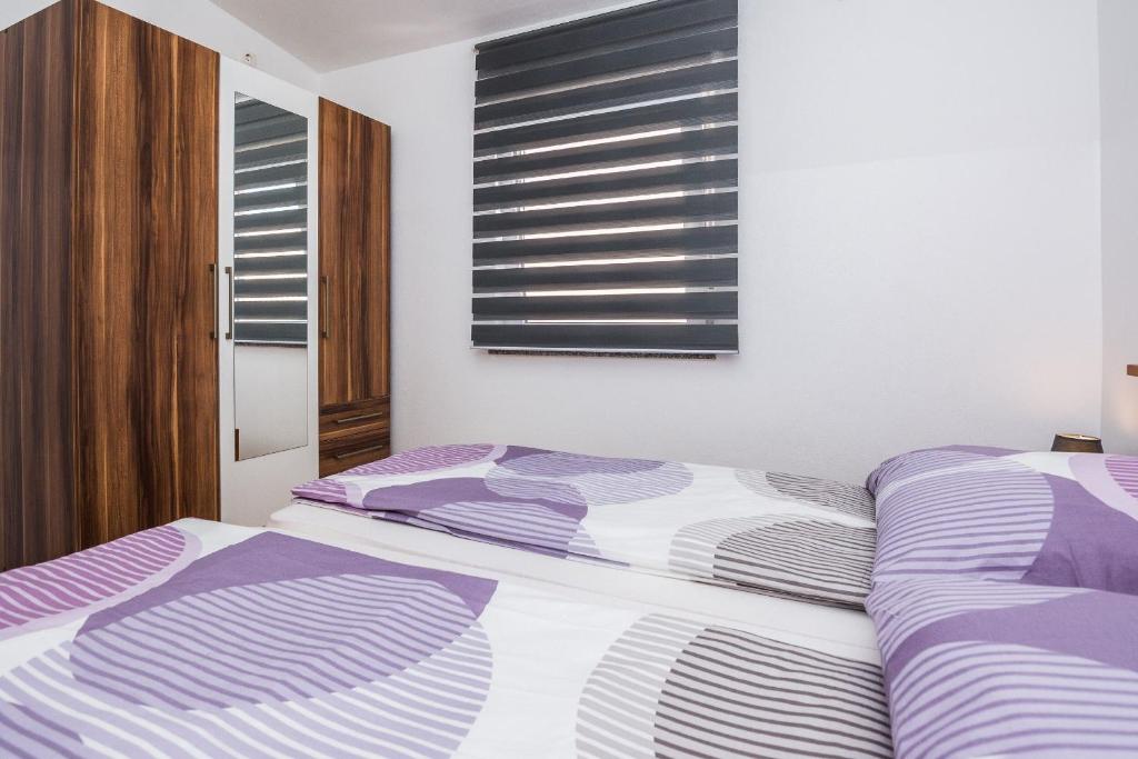 Łóżko lub łóżka w pokoju w obiekcie Apartments Skundric