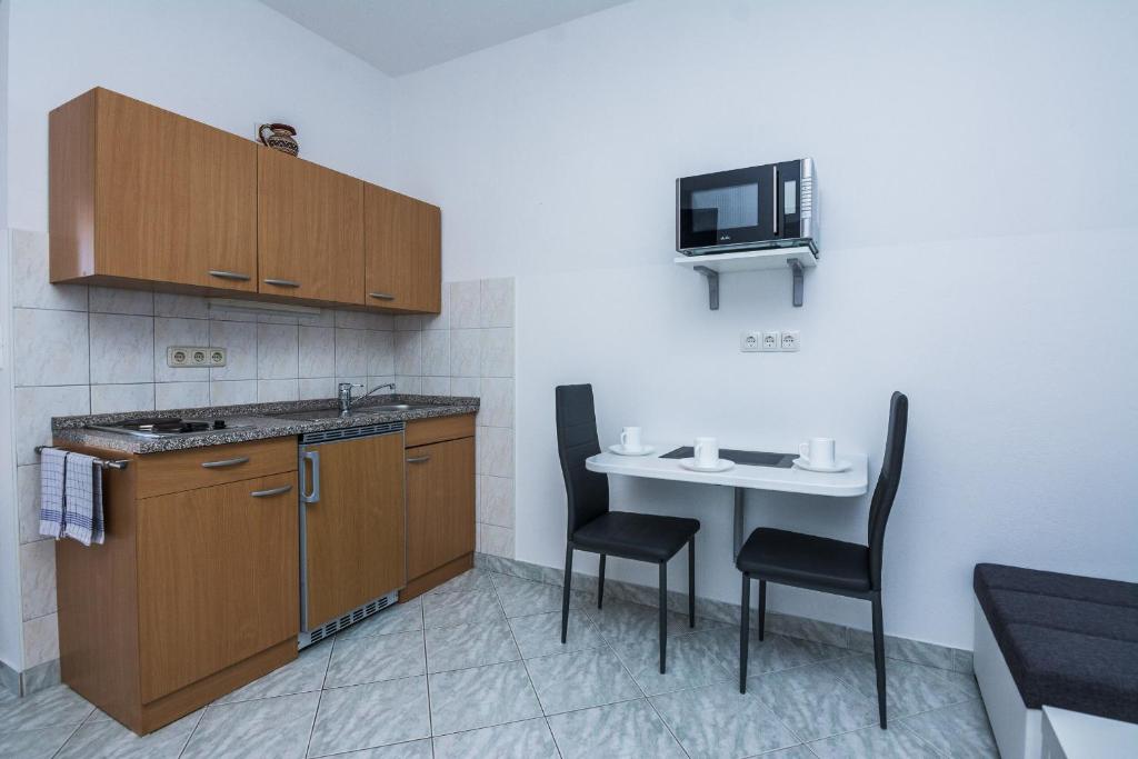 Kuchnia lub aneks kuchenny w obiekcie Apartments Skundric
