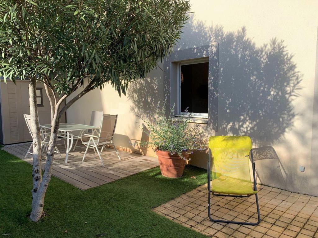 Vonkajšia záhrada v ubytovaní Appartement cosy avec jardin près de la Lagune de Thau à Bouzigues, idéal pour des vacances paisibles - FR-1-604-34