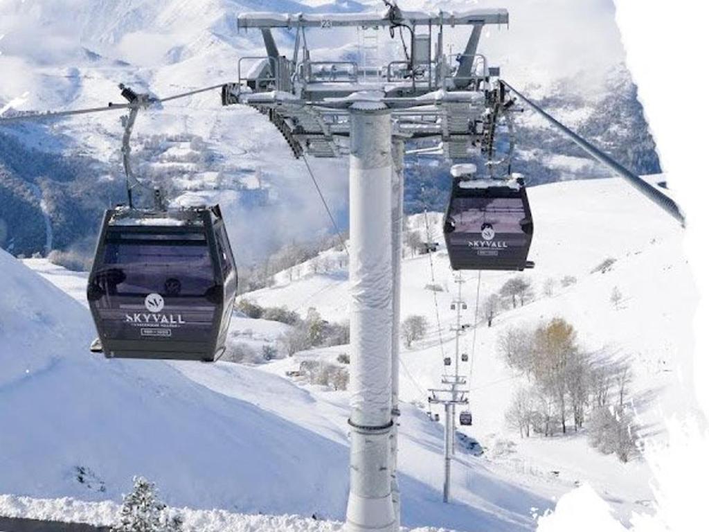 a ski lift in the snow on a mountain at Appartement Loudenvielle, 3 pièces, 6 personnes - FR-1-695-17 in Loudenvielle