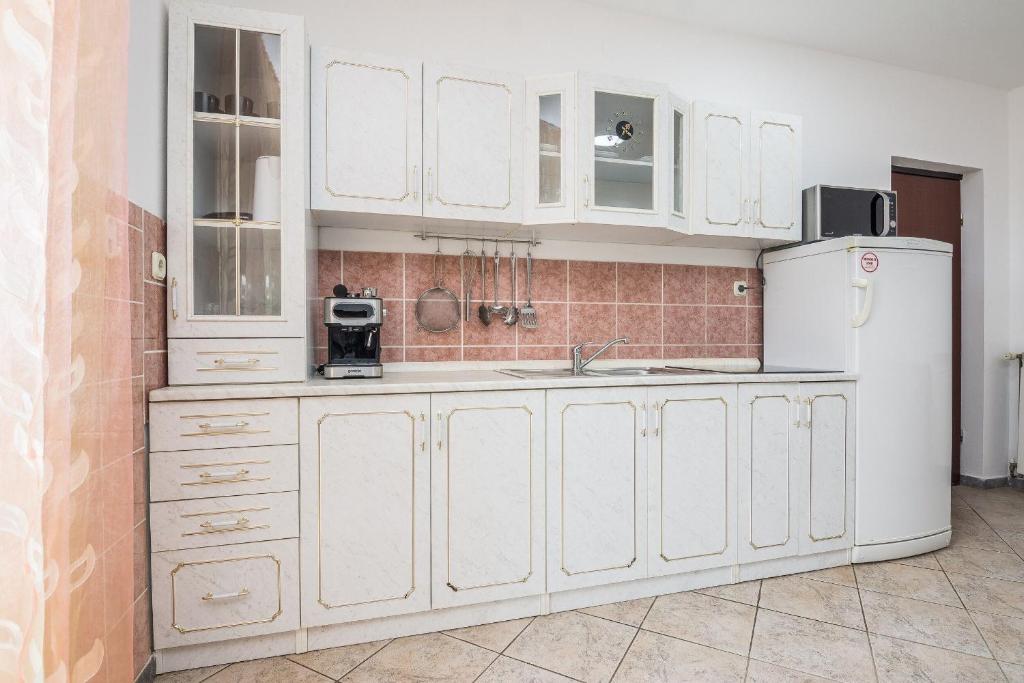 Kuchyň nebo kuchyňský kout v ubytování Apartments Napros