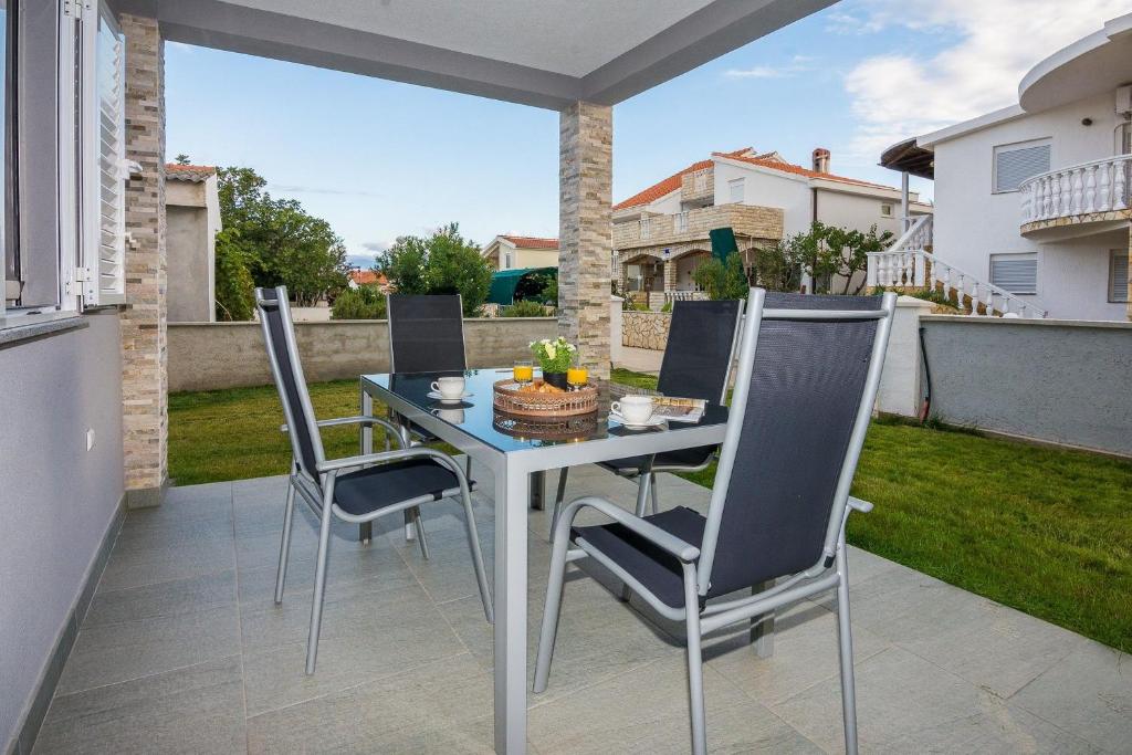 Patio alebo iná vonkajšia časť ubytovania Apartments Kosic