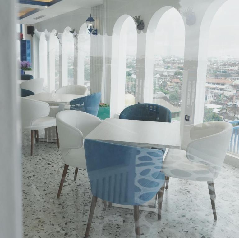 Posezení v ubytování Cavinton Hotel Malioboro Yogyakarta