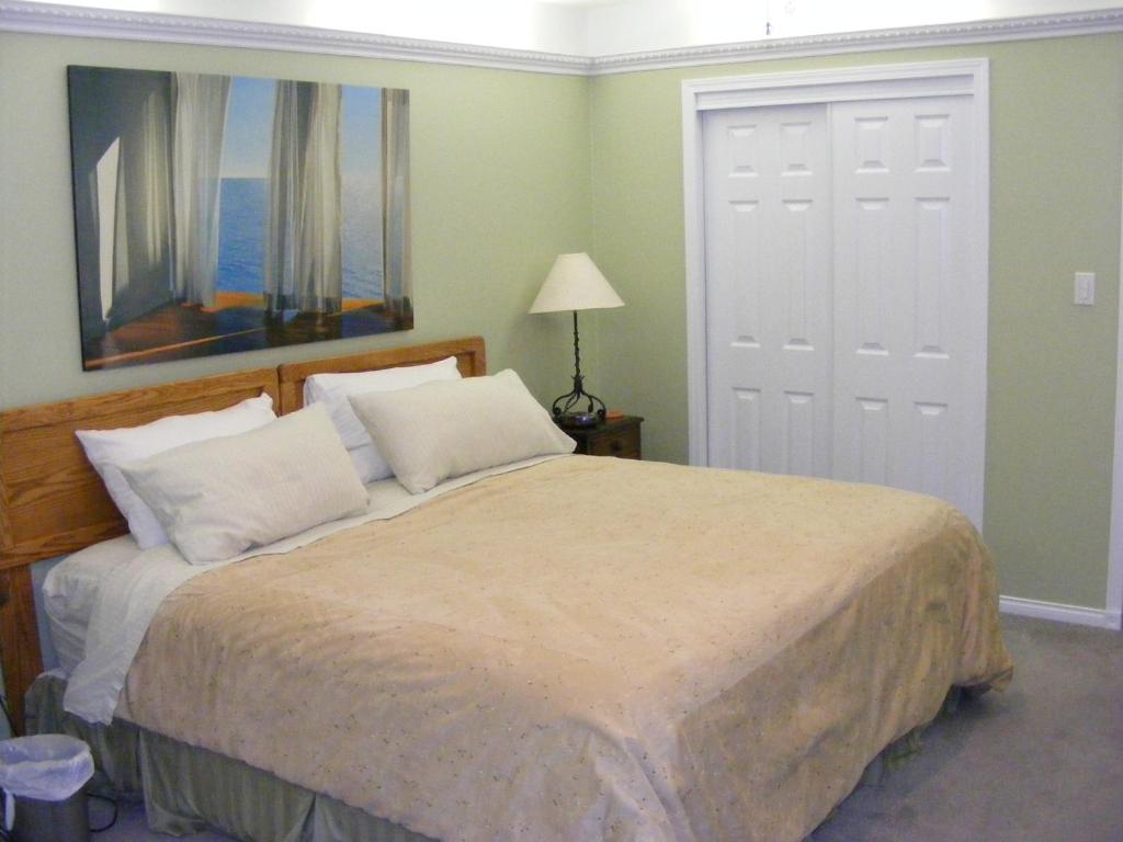Een bed of bedden in een kamer bij Hummingbird Guesthouse