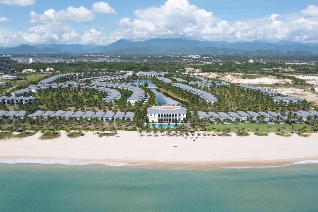 Meliá Vinpearl Cam Ranh Beach Resort في كام رنه: اطلالة جوية على منتجع على شاطئ