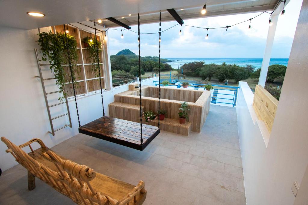 sala de estar con sofá y vistas al océano en Kenting Shin Yu Homestay, en Kenting