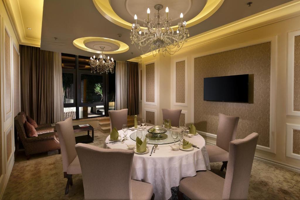 TV a/nebo společenská místnost v ubytování Lia Charlton Hotel Shenzhen