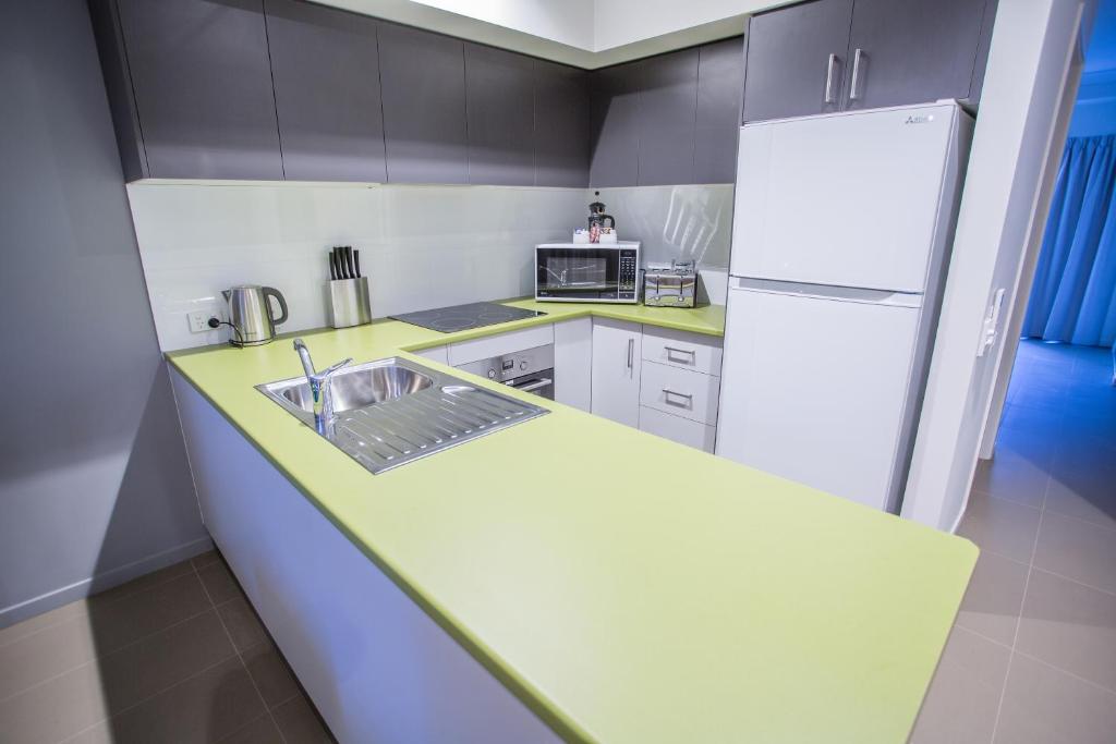 Kuchyň nebo kuchyňský kout v ubytování Spinifex Motel and Serviced Apartments